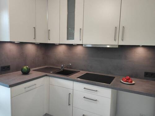 Küchenzeile mit Elektrogeräten - Luxuriöse Zwei-Zimmer-Wohnung mit Stadtgarten am Tilsiter Platz in Kiel-EllerbekWellingdorf