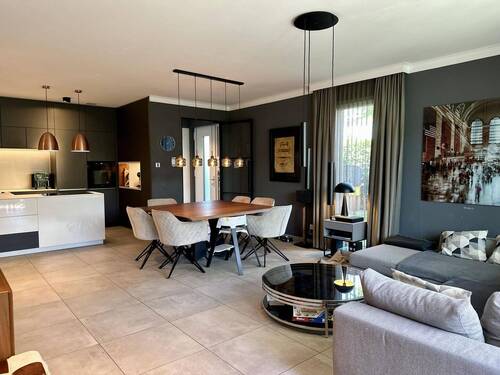 Wohn-/ Esszimmer mit offener Küche - 