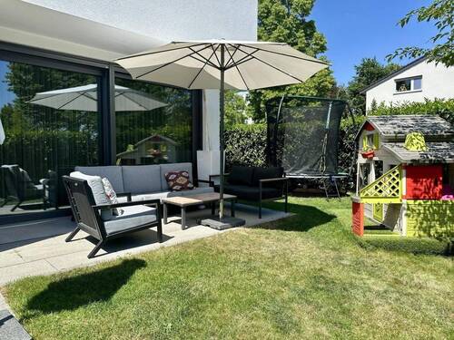 Terrasse mit Garten - 7 Zimmer Doppelhaushälfte zum Kaufen in Offenbach