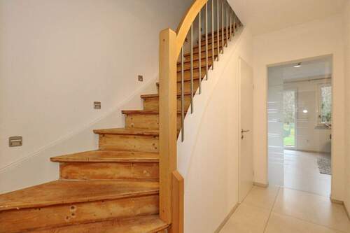 mit modernem Handlauf und Geläner - 