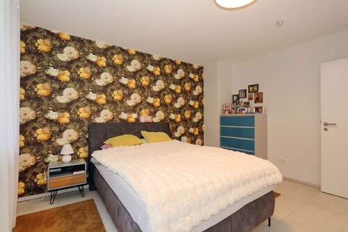 helles, großes Schlafzimmer - 