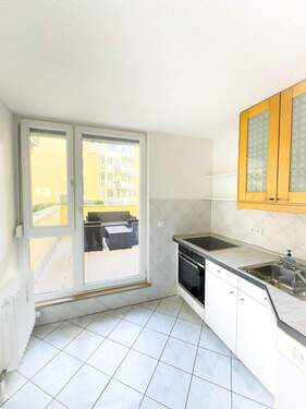 Küche mit Zugang zur Terrasse - 2 Zimmer Terrassenwohnung in München