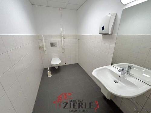 18 Behinderten WC - 