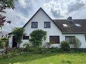 Hausansicht - DHH auf großem Grundstück in Norderstedt - auch mit 2. Hälfte als Generationenhaus zu erhalten