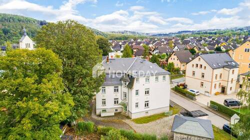 Drohne 3 - Freistehendes MFH mit zwei Gewerbeeinheiten & 4 Wohnungen mit Altbaucharme auf 1290 m² Grundstück