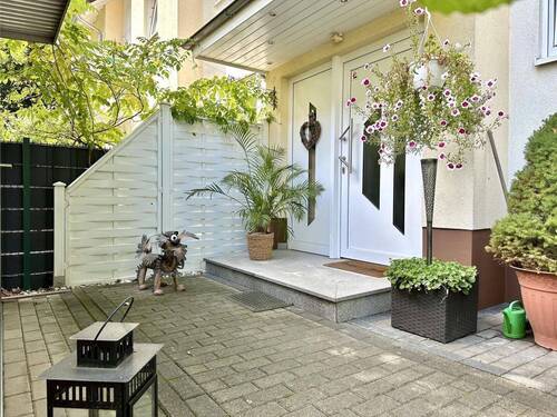 Hauseingang - 6 Zimmer Mehrfamilienhaus, Wohnhaus zum Kaufen in Offenbach