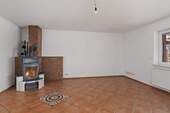 Wohnzimmer mit Kaminofen im Erdgeschoss 30,70m² - 