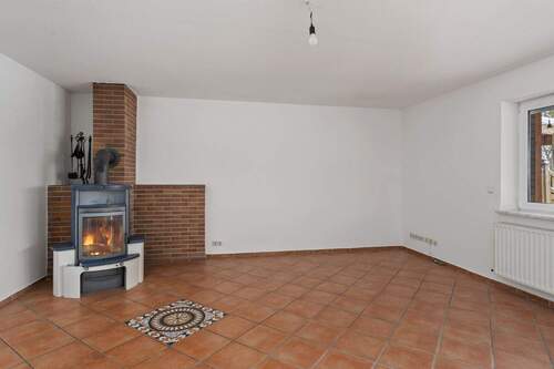 Wohnzimmer mit Kaminofen im Erdgeschoss 30,70m² - 