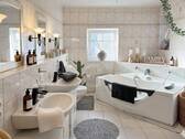 großes Bad mit Badewanne - 