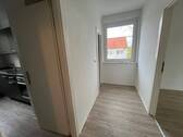 Flur mit Fenster - 2 Zimmer Etagenwohnung in Zwickau