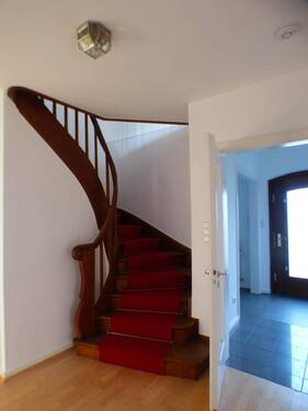 EG-Diele und Treppenaufgang - 