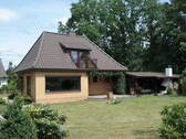 Hausansicht mit Garten - 