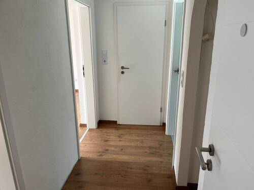 Flur mit Zugang zu allen Räumen - 