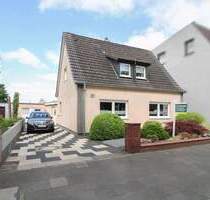 EFH in Neumünster: Großzügiger Garten mit Park-Charakter und Potenzial für Hinterbebauung