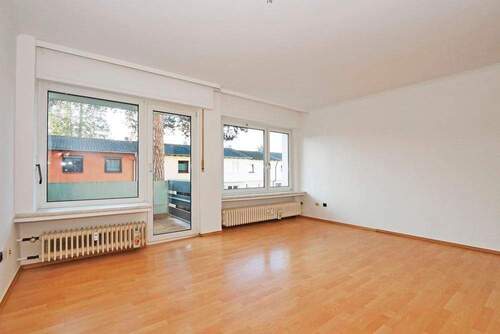 Wohnzimmer mit Balkonzugang - 