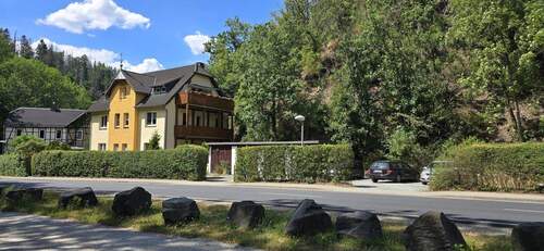 Haus-/Grundstücksansicht - Investieren mit Weitblick - Solides Mehrfamilienhaus in idyllischer Lage von Leutenberg