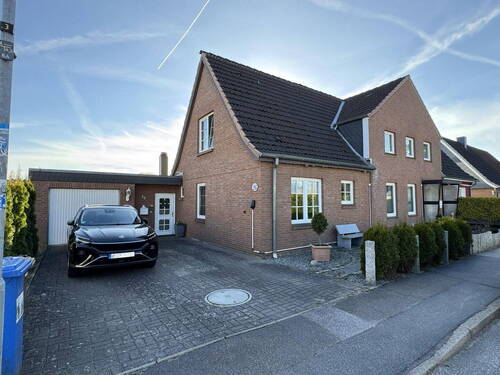 Vorderseite - Gepflegte Doppelhaushälfte mit Garten, Nebengebäude & Wallbox in Lübeck-Kücknitz