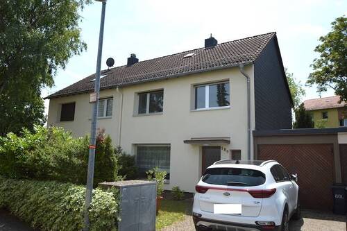 Ansicht Hauseingangsseite - 4 Zimmer Doppelhaushälfte zum Kaufen in Mainz - Mombach