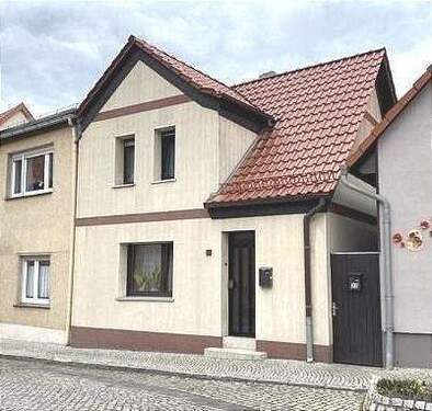 Außenansicht - Gepflegtes Einfamilienhaus mit kleinem Garten in Artern