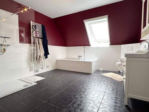 Hauptwohnung OG - Bad mit Wanne ... - 