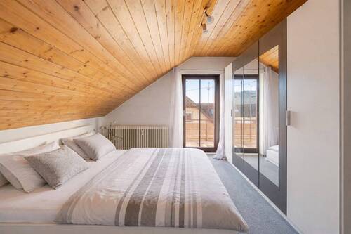 Schlafzimmer mit Balkonzugang - 2 Zimmer Etagenwohnung zum Kaufen in Beuren