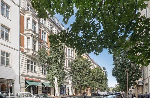 Hausansicht und Blick in die Straße - 