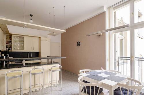 Küche mit Essbereich und Balkon - 