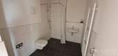 Bad mit barrierefreier Dusche ,WC u. WA Platz - 