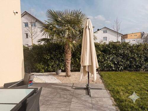 2.Terrasse unterm Sonnenschirm - 1 Zimmer Mehrfamilienhaus, Wohnhaus in Rüsselsheim am Main