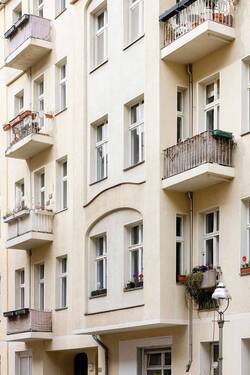 Fassade - 2 Zimmer Etagenwohnung zum Kaufen in Berlin