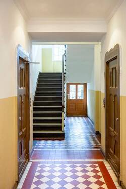 Treppenhaus Eingang - 2 Zimmer Etagenwohnung in Berlin