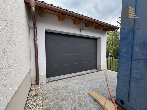 Garage mit elektrischem Tor - 