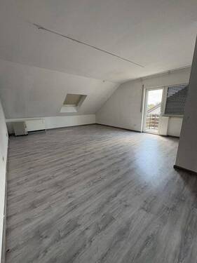 Wohnbereich - Bezugsfreie 4-Zimmer-Dachgeschosswohnung mit Balkon - provisionsfrei