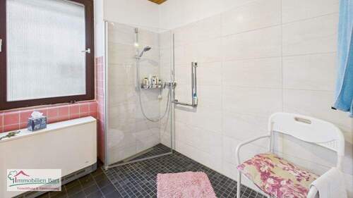 EG - Bad mit ebenerdiger Dusche - 