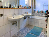 Badezimmer mit Doppelwaschtisch und Badewanne - Mehrfamilienhaus, Wohnhaus in Hamburg zum Kaufen