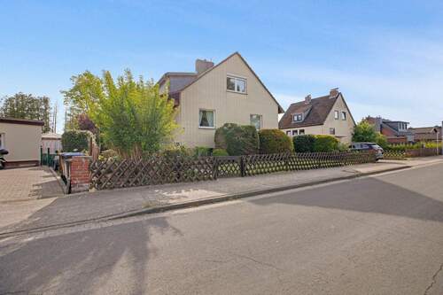 Hausansicht - 6 Zimmer Mehrfamilienhaus, Wohnhaus zum Kaufen in Hambühren