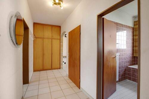 Flur EG - Mehrfamilienhaus, Wohnhaus mit 158,00 m² in Hambühren zum Kaufen