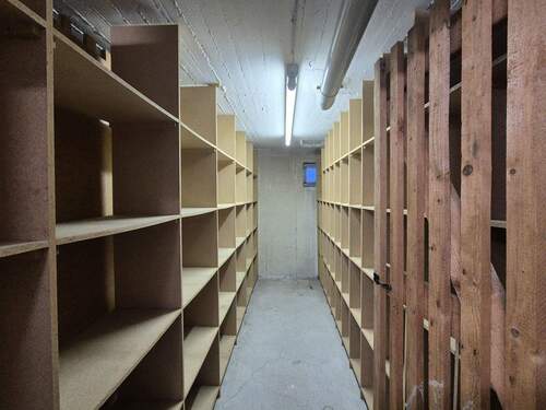 Kellerabteil mit Aktenregalen - 