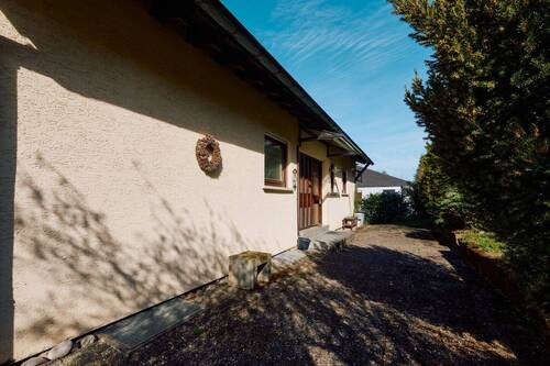 Objektansicht mit Eingang Hauptwohnung - 