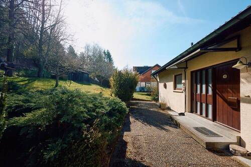 Objektansicht mit Eingang Hauptwohnung - 