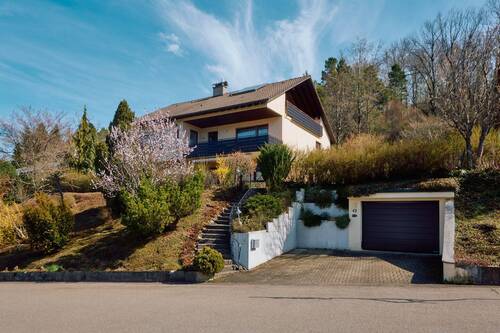 Objektansicht mit Garage - Platz für die ganze Familie - charmantes Einfamilienhaus mit Einliegerwohnung und Weitblick