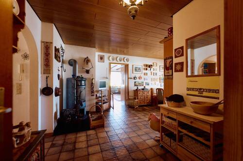 Erdgeschoss: Flur und Essbereich mit gemütlichem Kaminofen - 