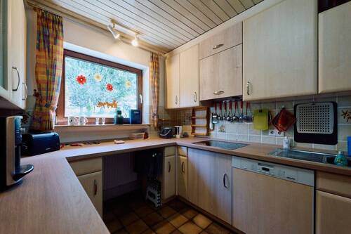 Erdgeschoss, Küche mit Einbauküche - 