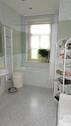 Bad mit Wanne und Fenster - 