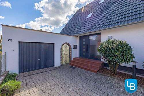 Garagenzufahrt nahe am Hauseingang - 5 Zimmer Einfamilienhaus in Süsel