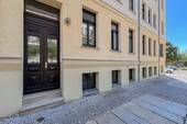 Hauseingang - 2 Zimmer Etagenwohnung zum Kaufen in Halle (Saale)