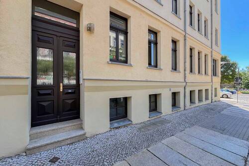 Hauseingang - 2 Zimmer Etagenwohnung zum Kaufen in Halle (Saale)