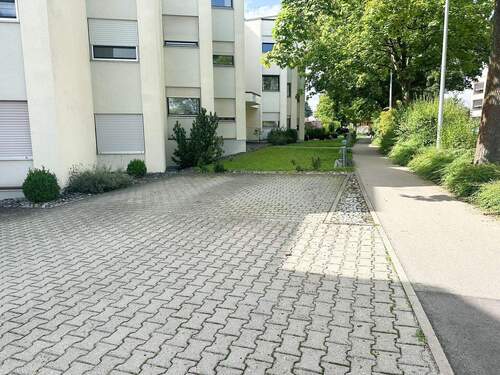 Außenstellplatz.jpg - 5 Zimmer Etagenwohnung zum Kaufen in Dornstadt