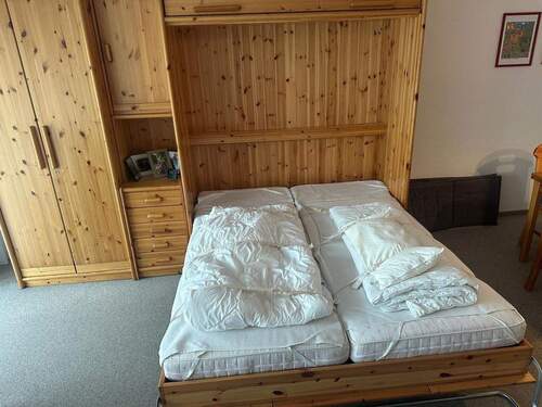 Schrankbett im Wohnzimmer - 