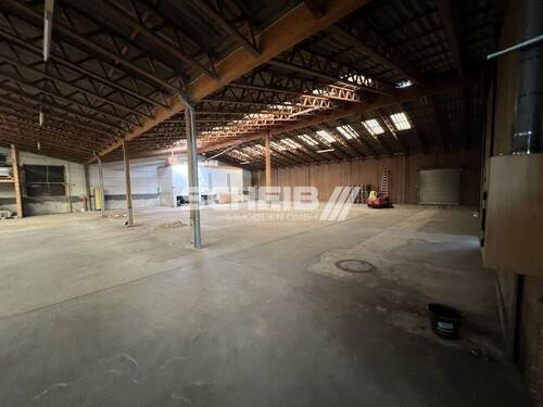 mit einem Rolltor ausgestattet - Halle in Crailsheim